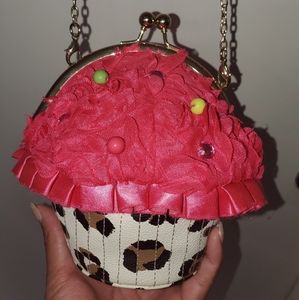 Freakin cute as heck cupcake crossbody!!